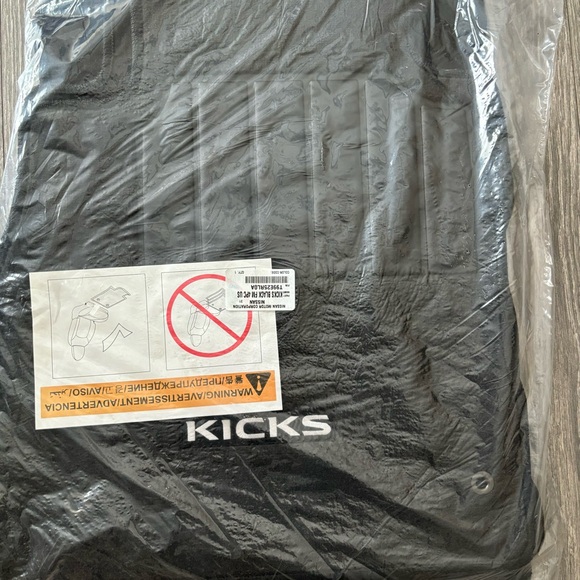 Genuine OEM Nissan 2018-2024 KICKS Carpet Floor Mats Black 4PC Set T99E2-5RL0A - Picture 2 of 6